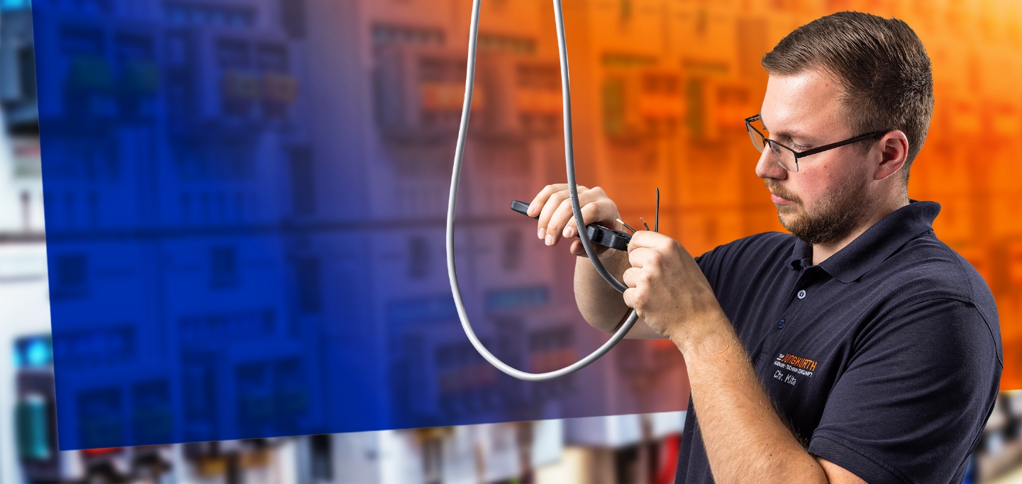 Elektriker schneidet ein Kabel durch