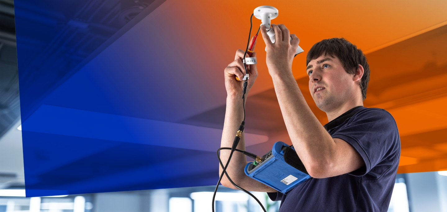 Sicherheitstechniker installiert eine Kamera