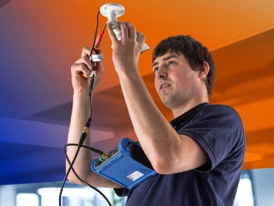 Sicherheitstechniker auf einer Leiter