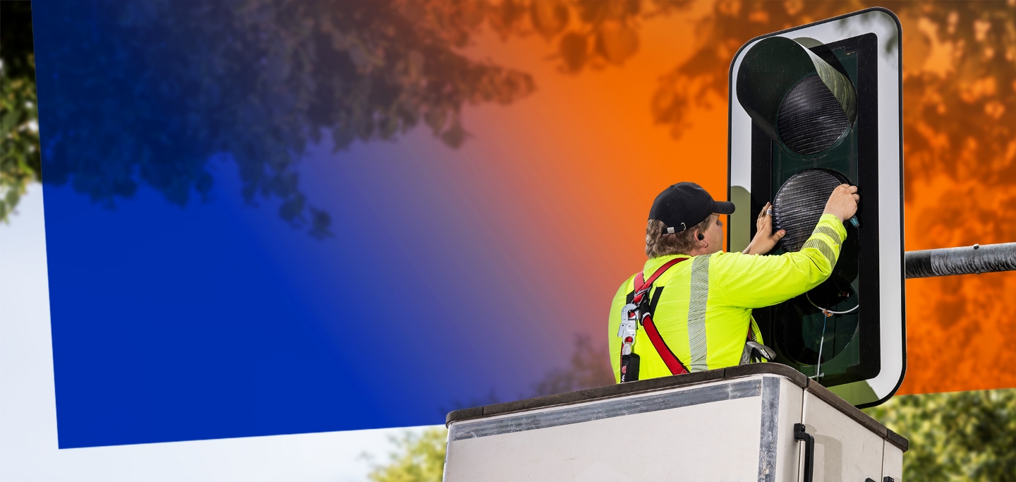 Verkehrstechniker repariert eine Ampel